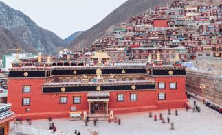 成都出發(fā)甘孜環(huán)線7日自駕：色達(dá)東嘎寺-措卡湖-玉隆拉措-德格印經(jīng)院-松格瑪尼石經(jīng)城7日自駕游自駕游