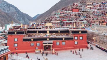 成都出发甘孜环线7日自驾：色达东嘎寺-措卡湖-玉隆拉措-德格印经院-松格玛尼石经城7日自驾游-推荐