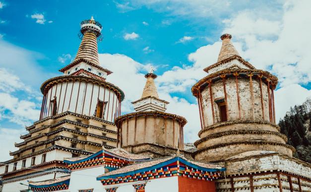 成都出发川西阿坝4日自驾游：莲宝叶则-神座村-各莫寺-棒托寺-情人海4日自驾