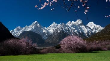 成都出发西藏拉萨10日自驾游：川藏线-林芝桃花节-拉萨10日自驾游-推荐