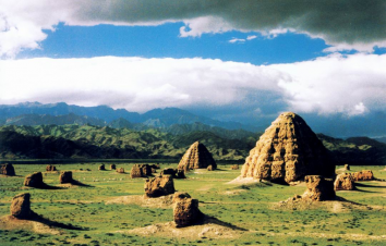 五一自驾宁夏：探西夏古都、寻贺兰山岩画、观须弥山石窟，探越野圣地“虎克之路”，邂逅热播剧《山海情》，-游推荐