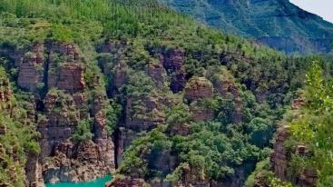 【夏凉太行·山水挂壁】之一：崖上飞车六挂壁，360度环游18盘叠彩洞，云台山给您清凉一夏，“太行天池-推荐