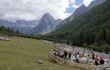 成都重庆出发川西5日自驾游：川西秋色漫步四姑娘山-雅拉雪山-墨石公园-贡嘎雪山5川西自驾游-游推荐