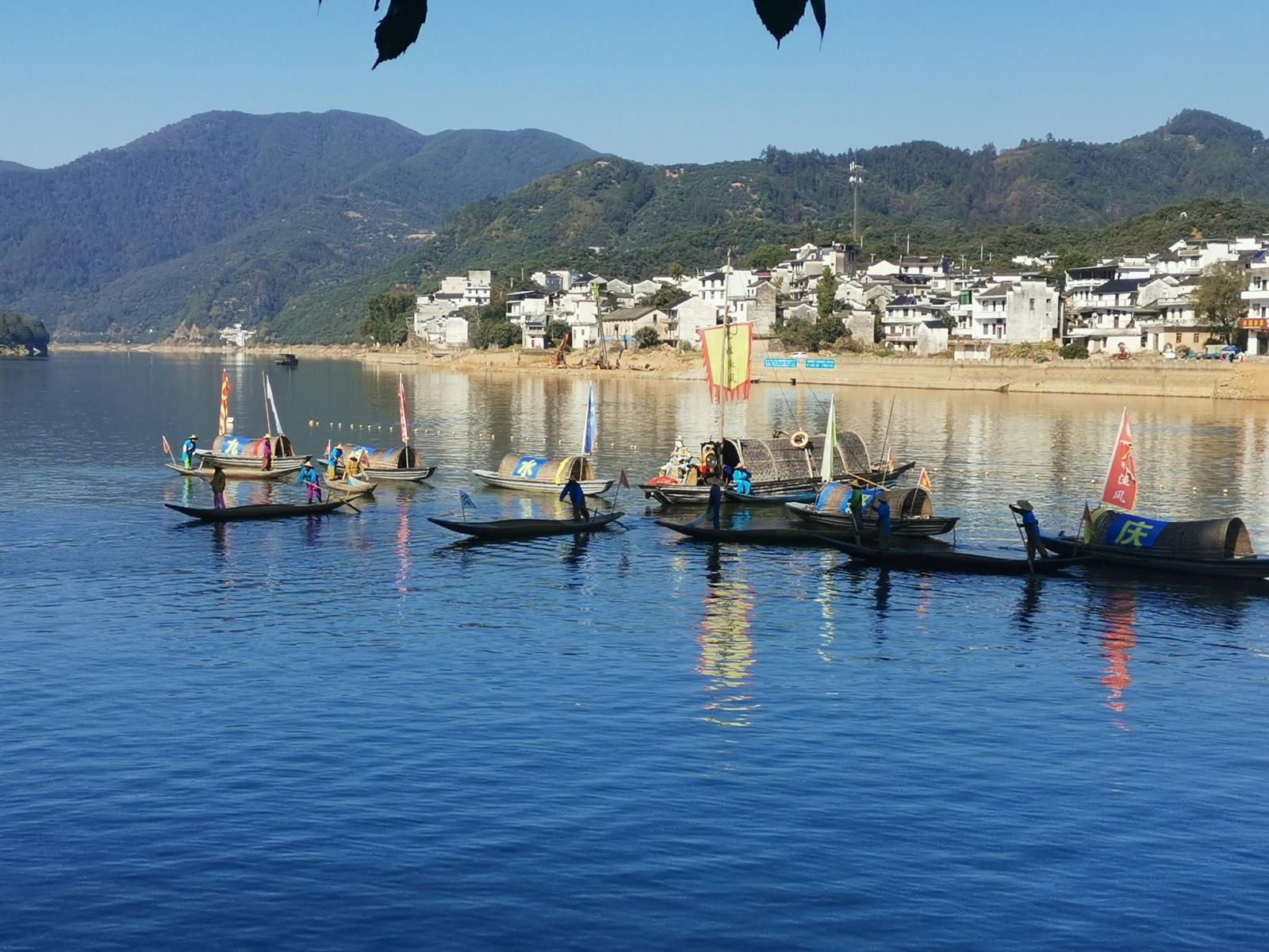 合肥周边2日自驾游：“事柿如意”姬公尖-许村古镇年货节-新安山水画廊-徽州古城赏秋2日歙县自驾游自驾游