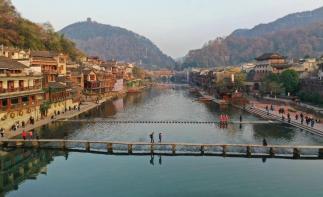 濟南出發(fā)湖南湘西6日自駕游：湘西芙蓉鎮(zhèn)-鳳凰古城-墨戎苗寨-岳陽樓-武漢東湖梅園6日自駕游自駕游