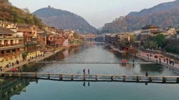 济南出发湖南湘西6日自驾游：湘西芙蓉镇-凤凰古城-墨戎苗寨-岳阳楼-武汉东湖梅园6日自驾游-推荐