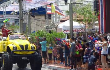 泼水节泰国老挝14日自驾游：泰国清迈清莱-素可泰-老挝万象-万荣-琅勃拉邦14日泼水节自驾游-游推荐