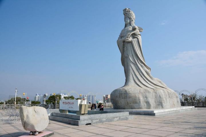 凤山祖庙旅游区(凤山妈祖庙)位于汕尾老城区南侧,品清