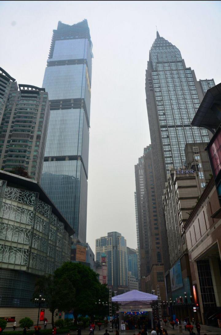解放碑是重庆市的标志建筑物之一,位于重庆市渝中区商业区中心部位