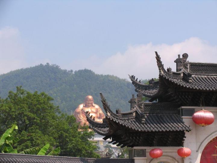海拔800米,位于溪口镇西北8公里处,其中妙高台,千丈岩瀑布和雪窦寺