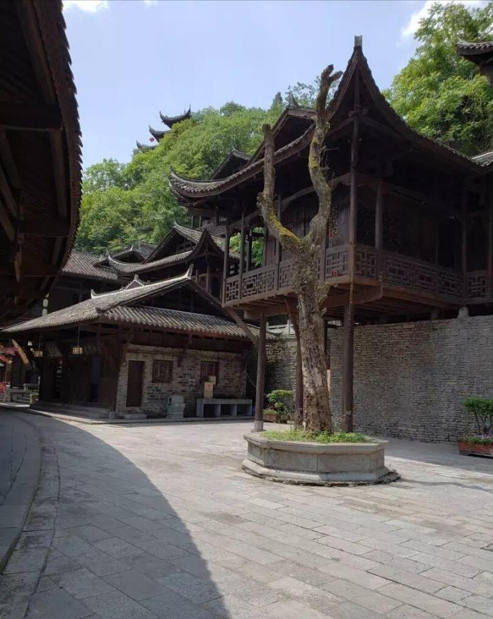 蚩尤九黎城是中国最大的苗族传统建筑群,创下了数个世界之最:九黎神柱
