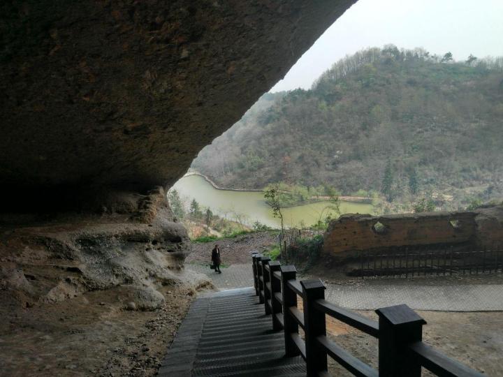 大别山石窟这个山爬上去了,比较精致,一线天和楠木林