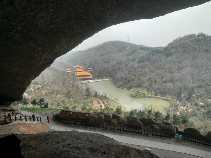 大别山石窟这个山爬上去了,比较精致,一线天和楠木林