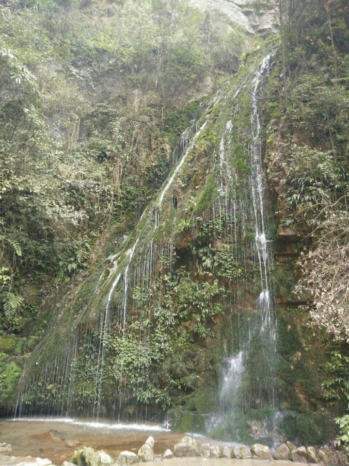 龙水峡地缝也是先坐电梯,然后是较长的一段沿山体下行