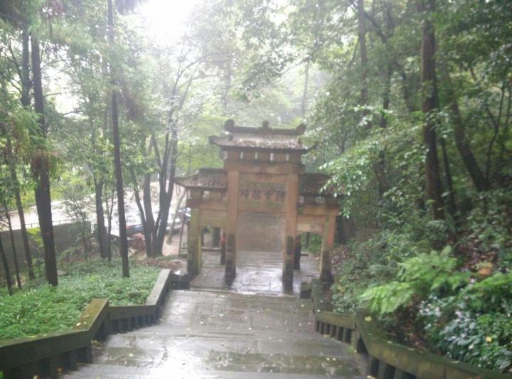 缙云山除了自然风光秀丽,山脚下的缙云寺和山腰中的白云观都是不错的