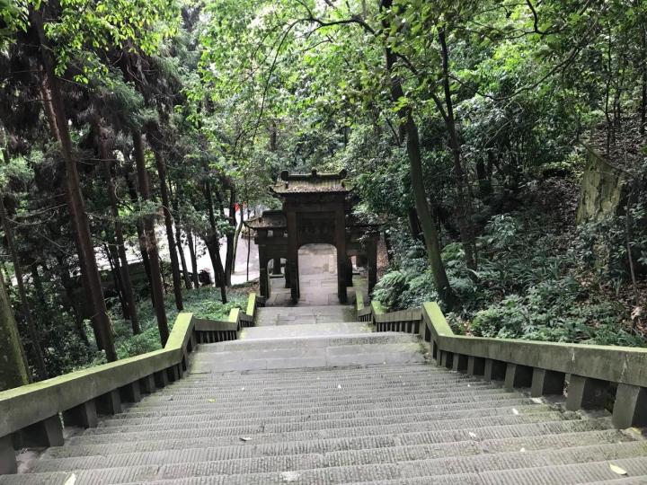 山腰处的白云观,是道家养生修行基地,据说王菲和李亚鹏曾经也来到这里