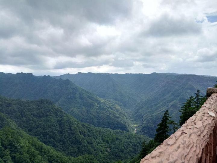 大风堡景区里的大风堡悬空玻璃廊桥是一座透明玻璃悬空廊桥,建造-石柱