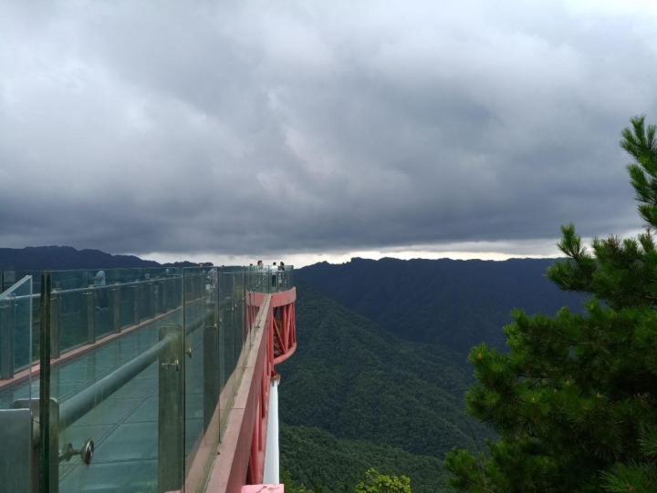 大风堡景区里的大风堡悬空玻璃廊桥是一座透明玻璃悬空廊桥,建造-石柱