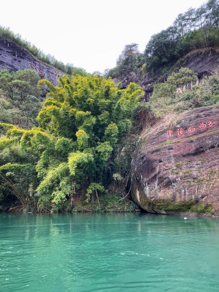 去武夷山坐九曲溪漂流还是不错的,一个半小时的行程山