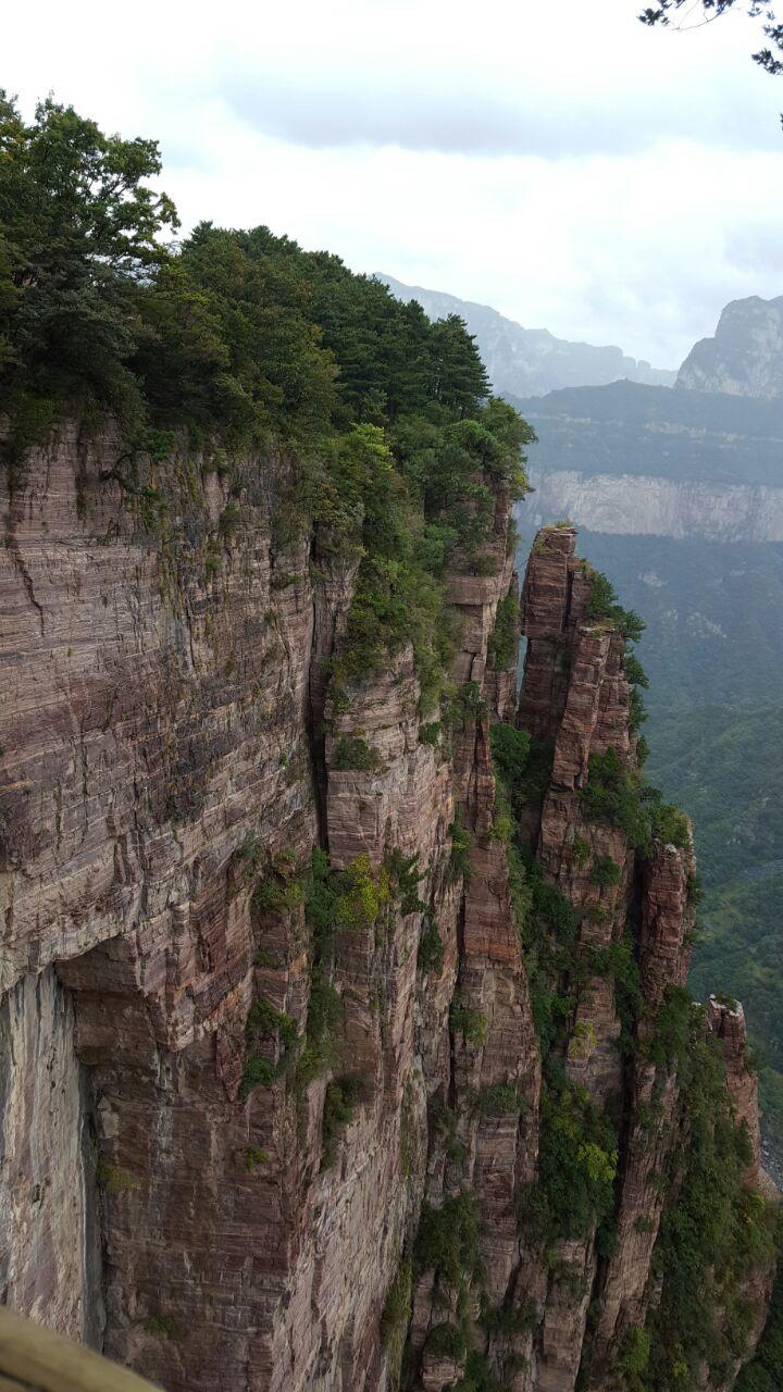 回龙天界山隐匿在太行深处,景区内奇山异水,景色宜人