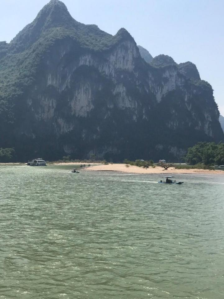 九马画山由九座山峰相连,毗邻漓江江畔的石山,是桂林漓江著名的景观之