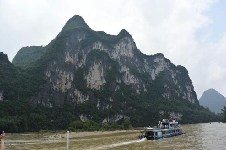 九马画山是漓江是一处有名的景色,美丽的山峰矗立漓江岸边,在垂-阳朔