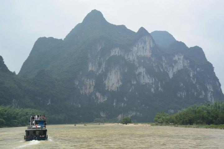 九马画山是漓江是一处有名的景色,美丽的山峰矗立漓江岸边,在垂-阳朔