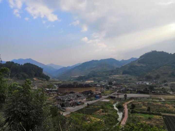 大地土楼群位于福建漳州市华安县仙都镇大地村,由"土楼之王"二-华安