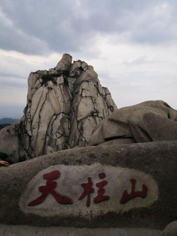 可以登上山巅遥赏天柱峰,走走惊险的青龙背,或是去看险关古寨,去神秘