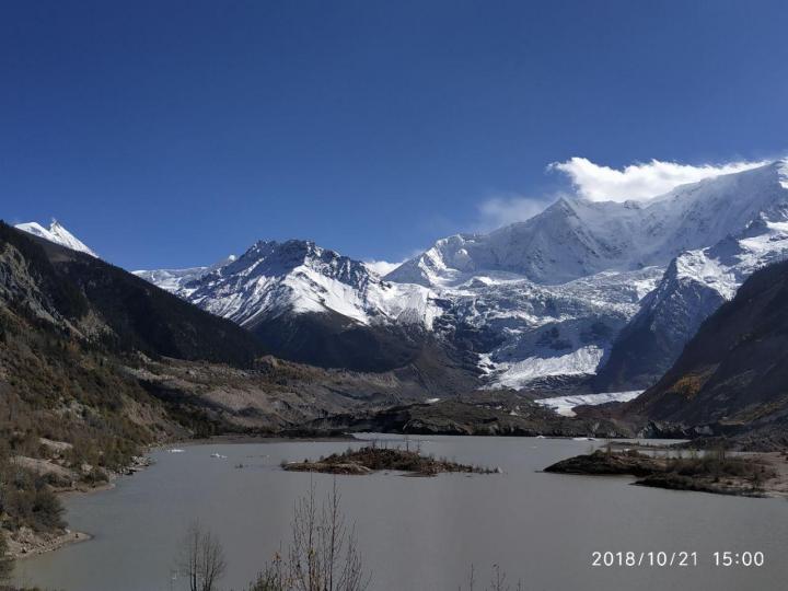 米堆冰川景区只是在观景台远远的看着,不能近距离观看