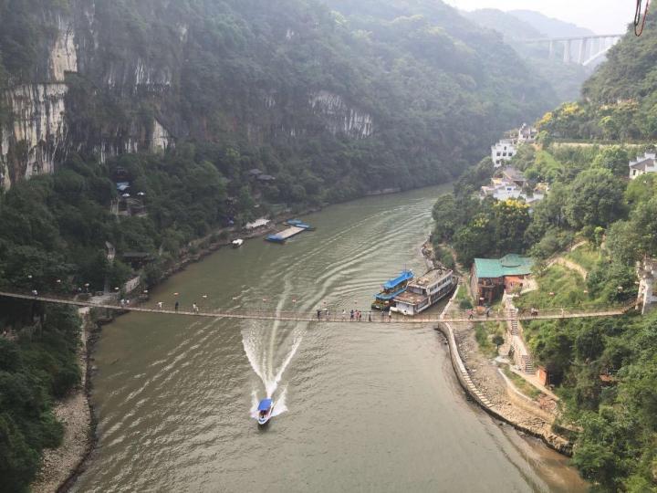 西陵峡风景区位于宜昌市西郊,长江三峡中最长的一段——西陵峡的峡口