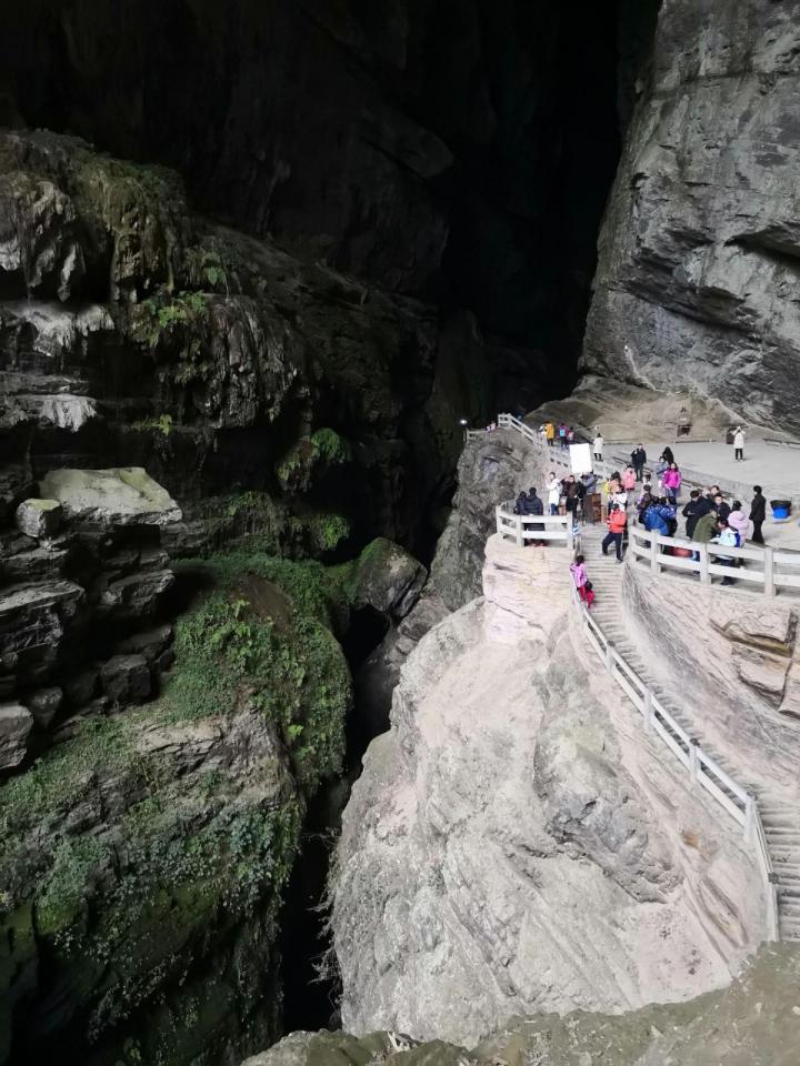 随团午饭后抵达龙水峡地缝景区,参观喀斯特地貌岩溶地