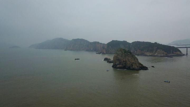 半屏山,一半在大陆,一半在台湾.这里就是大名鼎鼎的大陆半屏山.