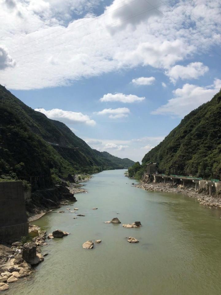 第二次游石门栈道,虽然让水库破坏原来栈道,但从遗迹中还能