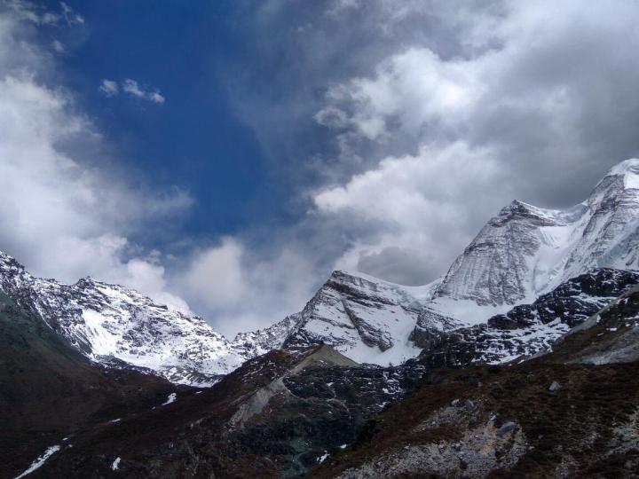 央迈勇作为稻城三圣山中的一座,也是常年冰雪覆盖,站在山下望着-稻城