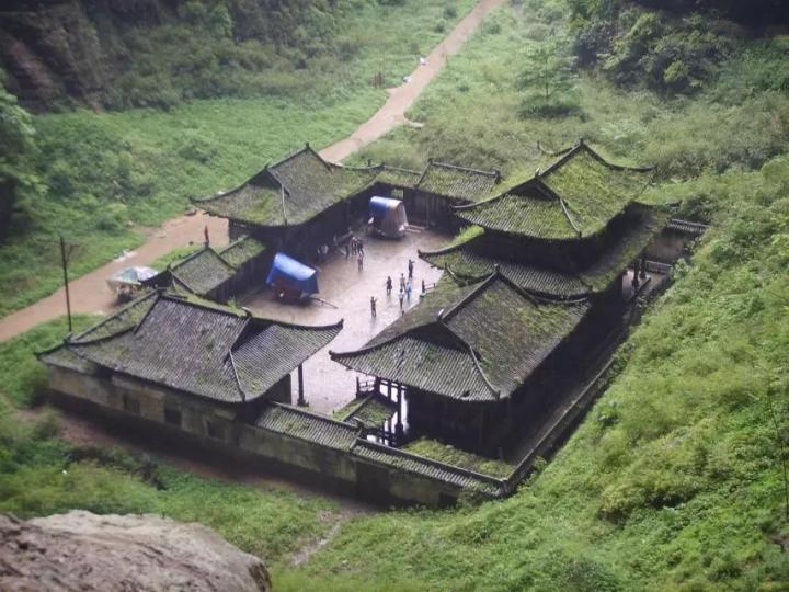 天福官驿这个是在武隆的天坑地洞里面的一个唐朝的,在