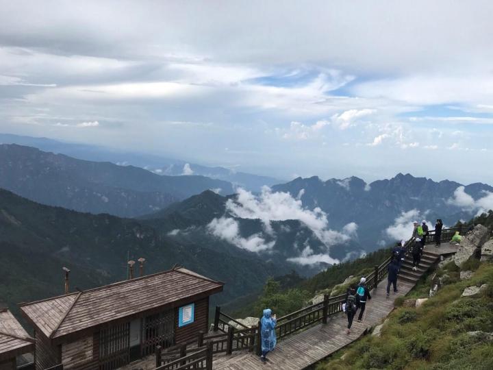 太白山风景不错,就是中转站等候旅游车接送下一个景点时没有管理-眉县