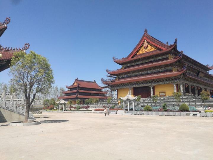 殿基2米,平面呈边长80米的正方形,建筑面积达到了6400平米,南海禅寺