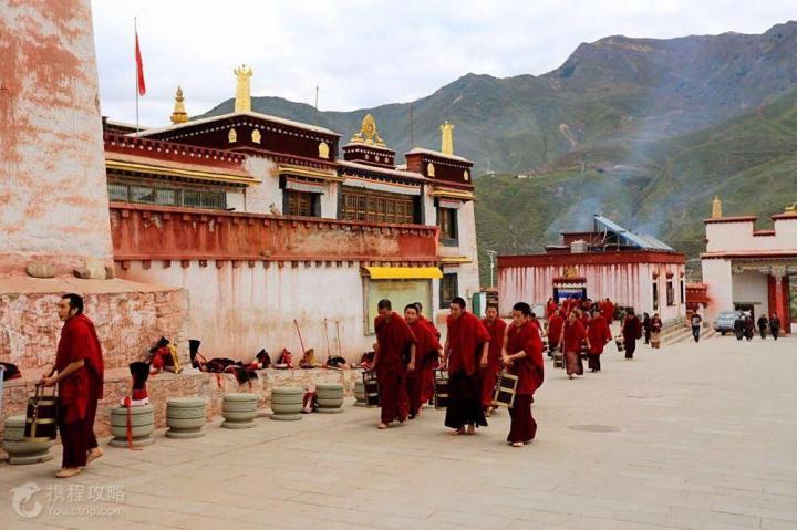 强巴林寺,坐落于西藏昌都地区昌都县昌都镇境内.