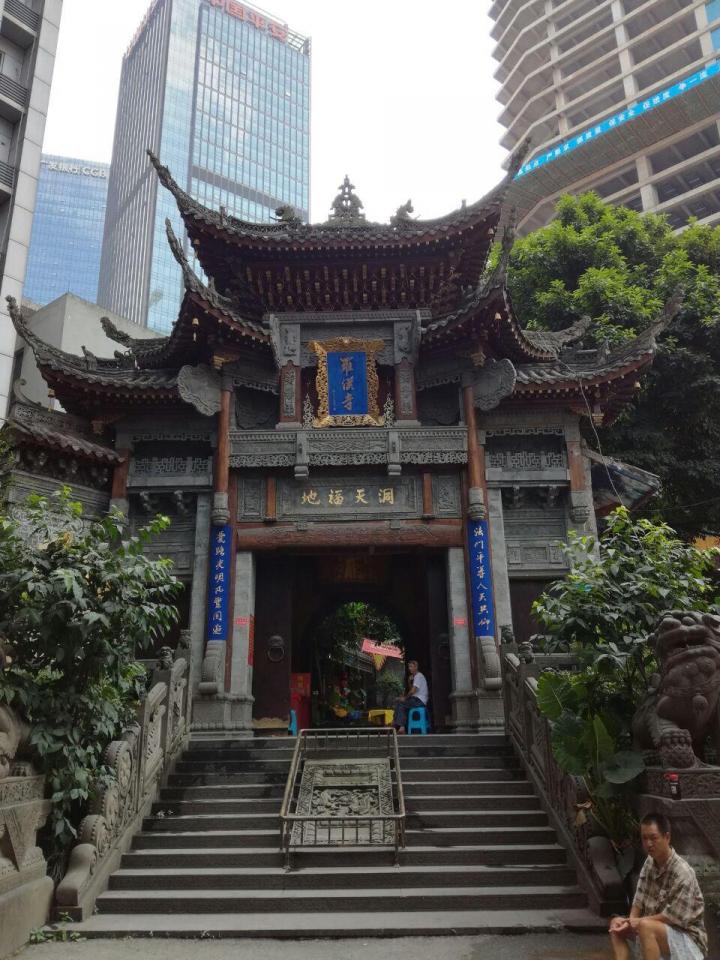 罗汉寺是重庆朝天门地区最著名寺庙,已经有一千多年的
