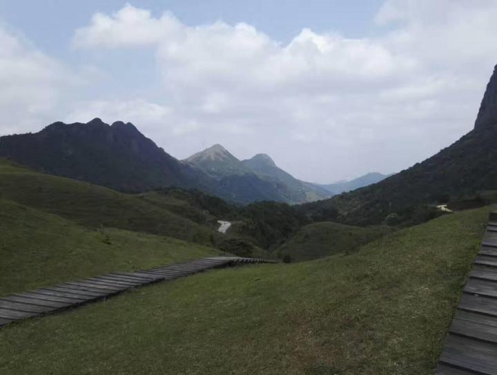 天龙顶山地公园风景区的景区很大,但是空气很好,视野开阔,拍照不错.