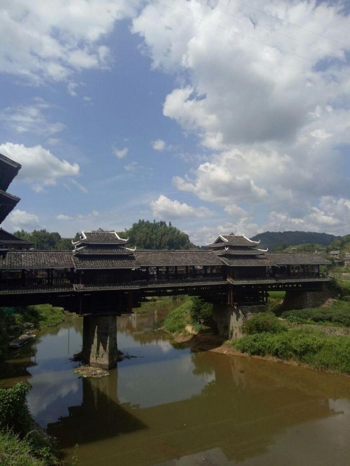 远观比较美.桥头有村民唱山歌迎接游客.有点意思.