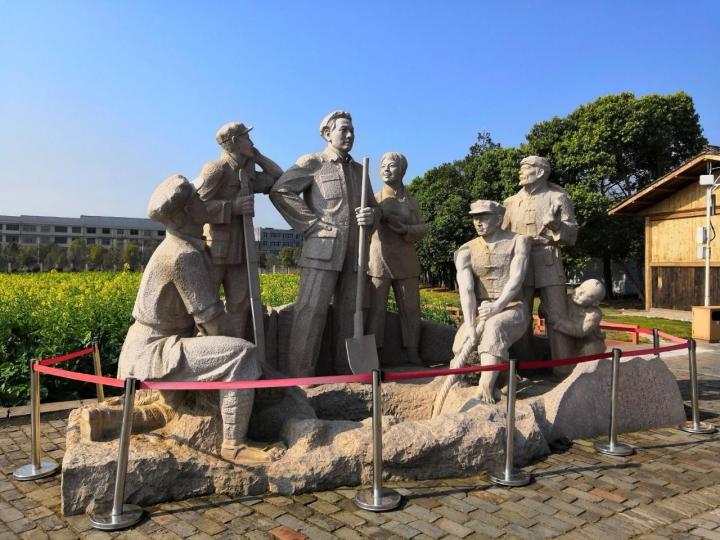 红井景区位于沙洲坝,这里背负青山,田畴拥翠,环境恬静