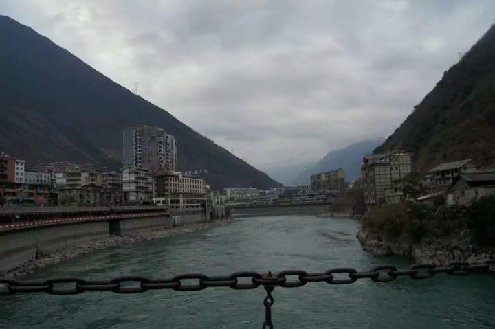 大渡河主源大金川发源于青海,四川边境的果洛山,在四川丹巴县与-凉山