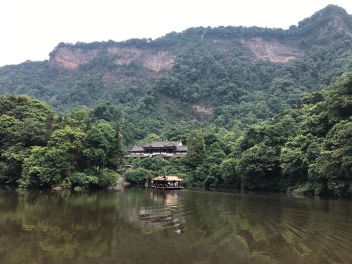 572浏览 月城湖 月城湖的湖水来自青城山上老霄顶的小溪,流淌到开阔
