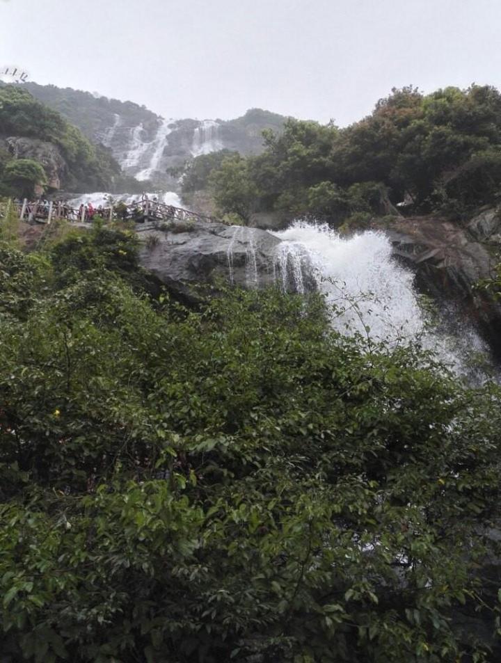 白水寨景区是高山流水,山水相拥的名胜风景区,逐级而