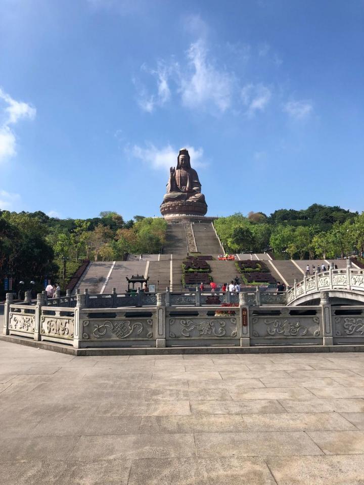 西樵山的景点包括了南海观音文化苑(宝峰寺)景区,天湖公园景区,白云洞