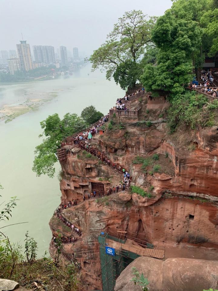 乐山大佛人不是很多,下大佛的栈道人很多,排队确实挺费劲,大佛整体