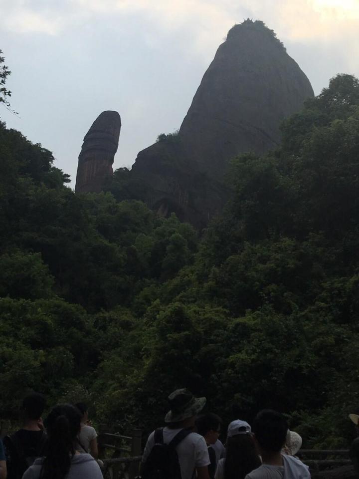 石菇石菌摩崖镌,松柏竹海花鸟景.红红火火映山寨,万古丹霞飘彩云.