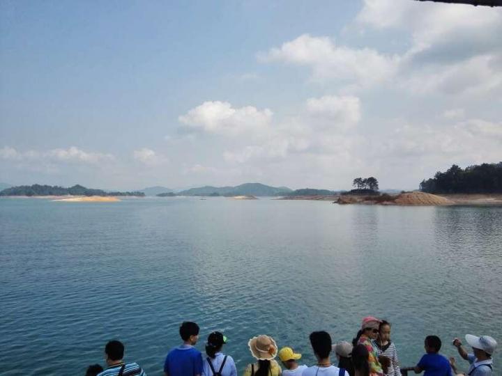 万绿湖很漂亮的景色,值得去看看.有很多面湖点可供.从